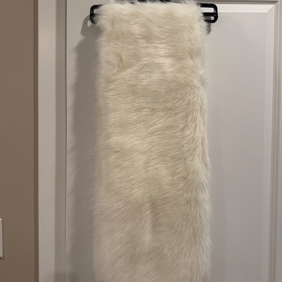 Tulip Bridal White Faux Fur Stole - Picture 4 of 9
